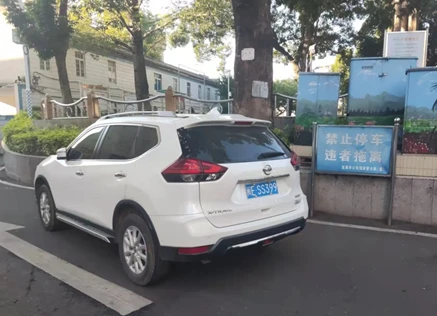 停车靠边30公分怎样掌握_停车靠墙太近了怎么出来_靠边停车