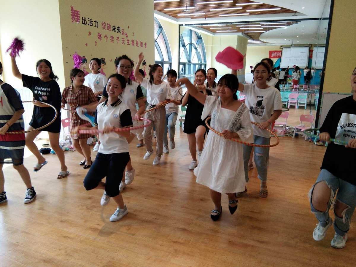 中班游戏彩球游戏_幼儿园中班教案彩球游戏_中班音乐游戏玩彩球教案