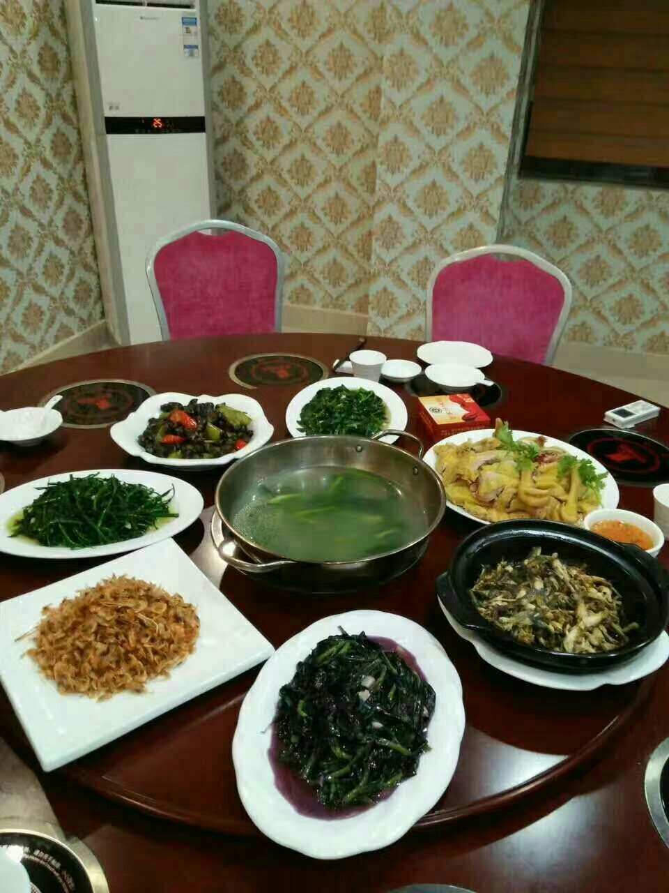 解锁餐桌扒美女的刺激乐趣