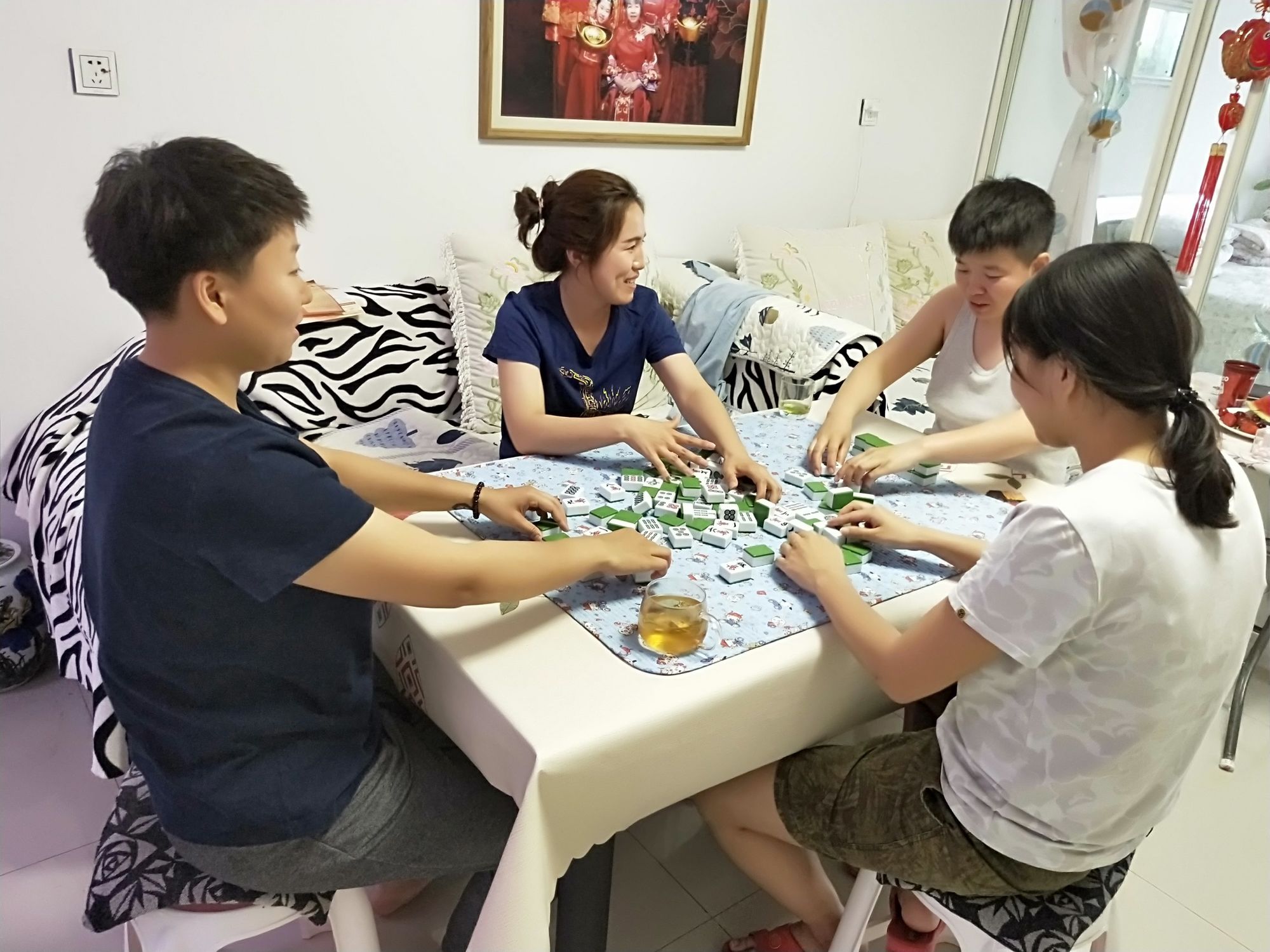 四川真人版美女脱衣麻将_美女麻将比赛视频
