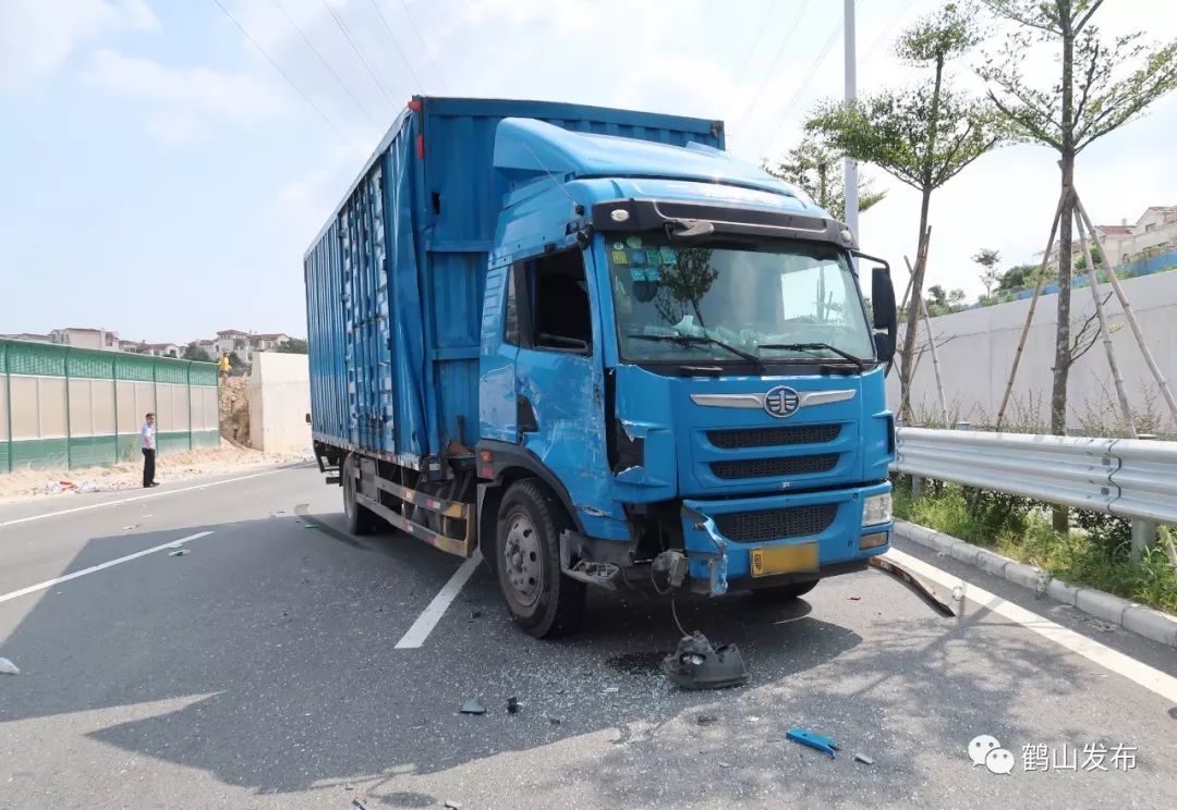 大货车撞小货车视频_货车视频撞大小车_货车撞小车视频