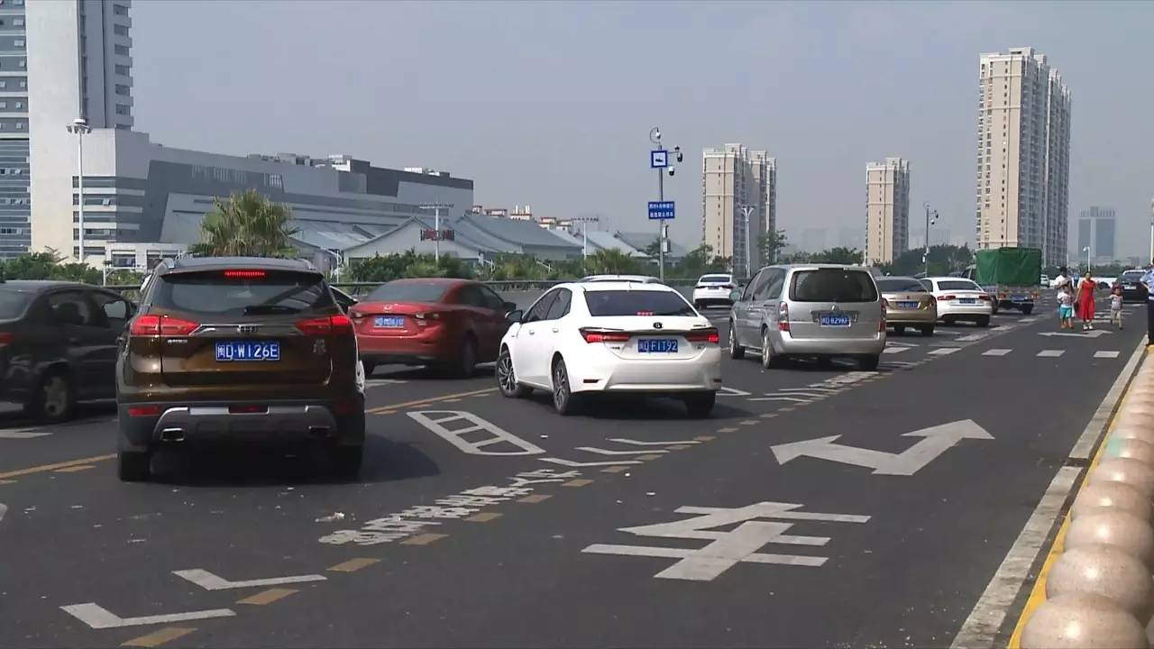 停车靠边30公分怎样掌握_靠边停车_停车靠右边车太近怎么出去