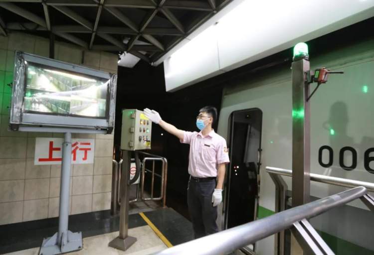 地铁逃生挂机_地铁逃生免费的挂_地铁逃生挂免费不封号