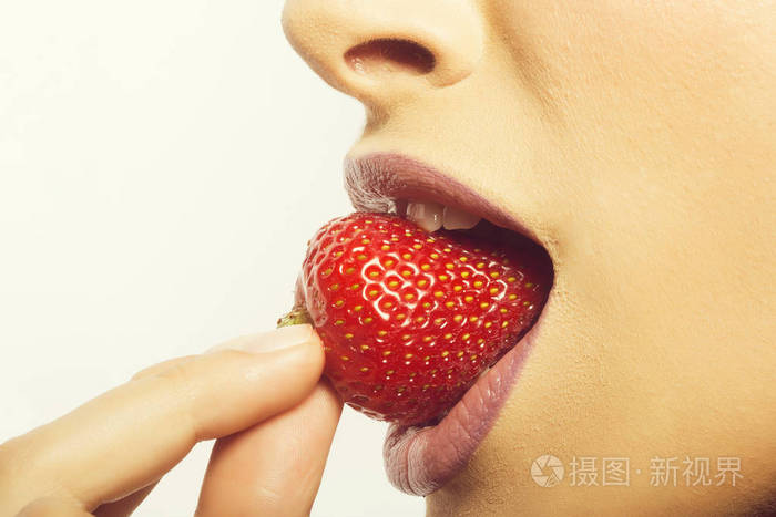 女生吃草莓啥意思_女生吃草莓有什么好处和坏处_吃草莓是指女生什么部位
