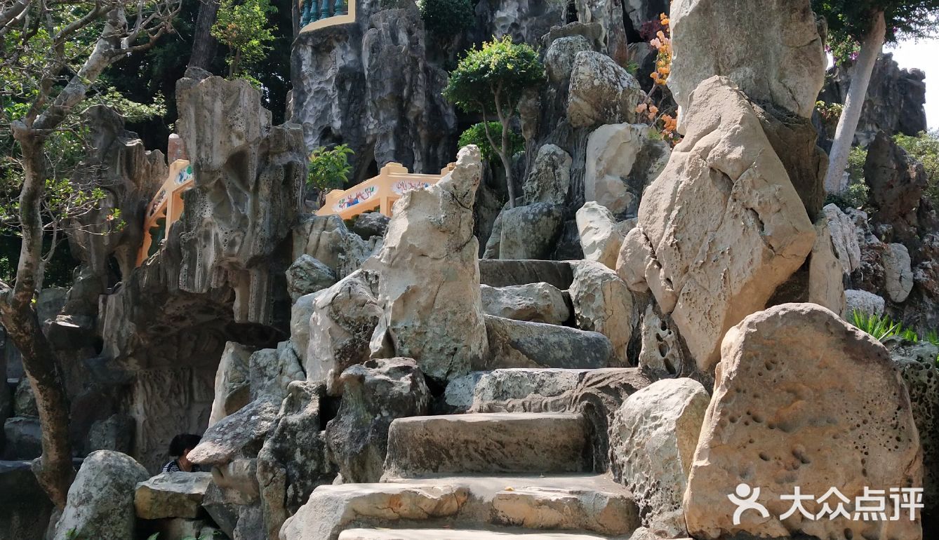 望舒客栈假山在哪_客栈假山所对应的山是什么_客栈上的假山