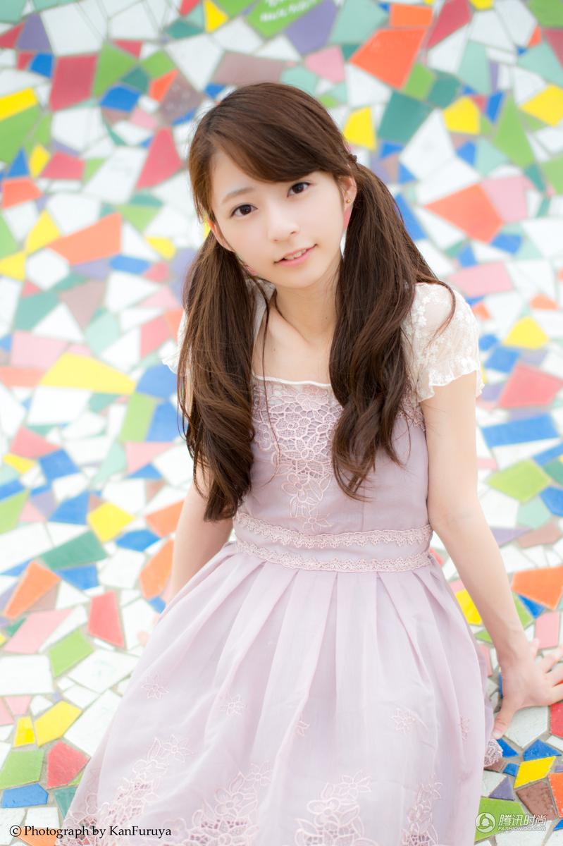 妹妹玩手机怎么写_跟妹妹一起玩手机游戏作文_爱玩游戏的妹妹作文300字