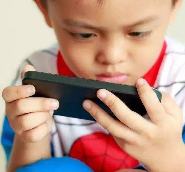 小孩玩喜欢手机游戏的原因_3岁小孩喜欢玩的手机游戏_小孩玩喜欢手机游戏正常吗