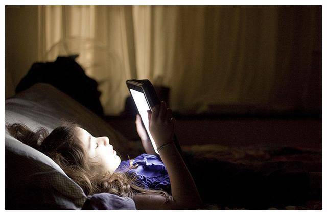 熬夜玩手机游戏_熬夜玩手机游戏会猝死吗_熬夜玩手机游戏图片