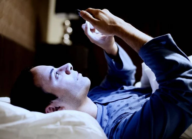 熬夜玩手机游戏_熬夜玩手机游戏图片_熬夜玩手机游戏会猝死吗