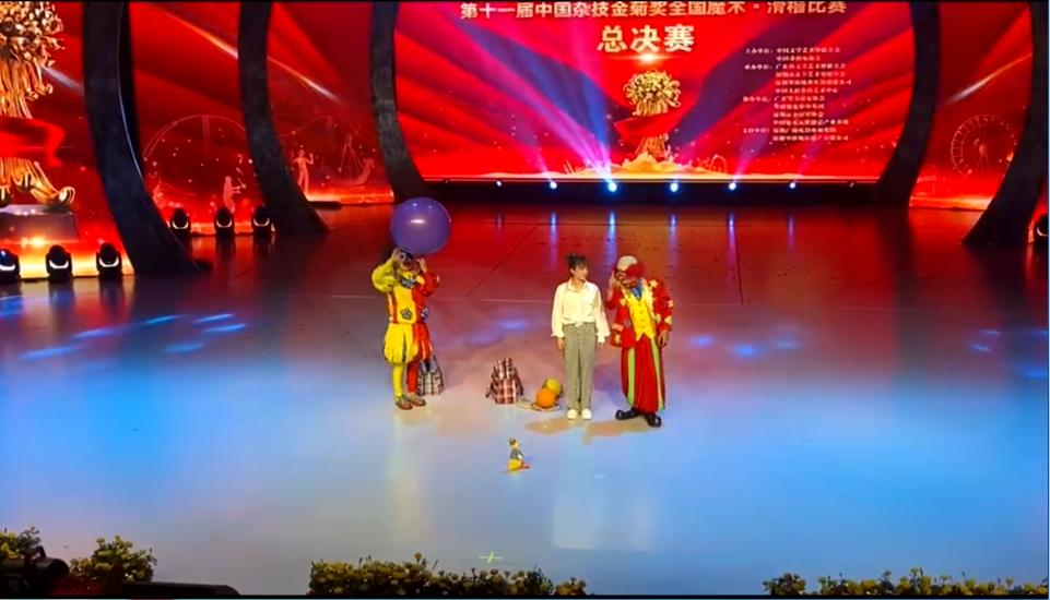 滑稽脸的幽默相_滑稽脸的幽默相表达的是什么_滑稽脸的幽默相影评