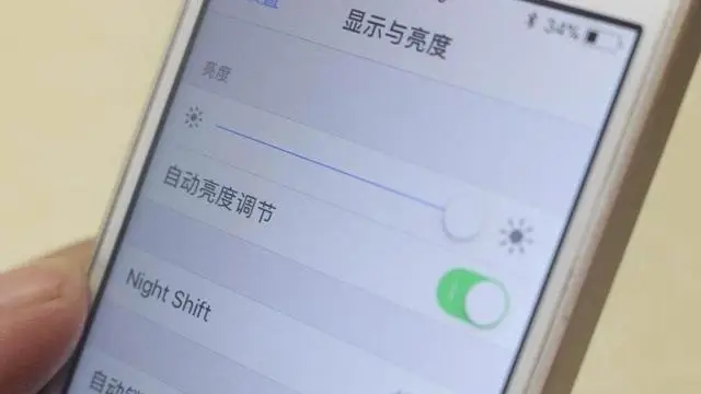 手机打游戏自动调节亮度_打游戏手机自动降低亮度_手机玩游戏自动降低亮度