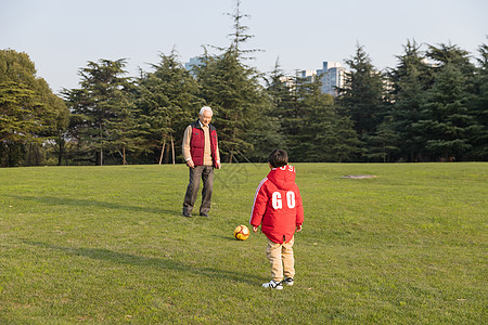 带孙子玩的手机游戏叫什么_奶奶带孙子做游戏_孙子打游戏