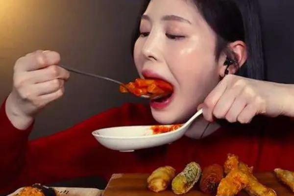 吃播一晚上吃那么多是真的吗_晚上刷到吃播_吃播晚上吃那么多会催吐吗