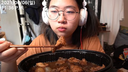 吃播晚上吃那么多会催吐吗_晚上刷到吃播_吃播一晚上吃那么多是真的吗