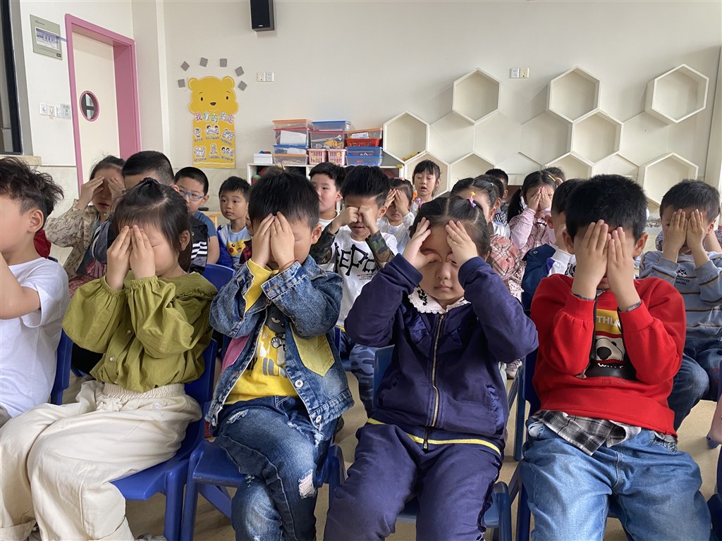 闭着眼睛玩的手机游戏_闭着眼睛玩手机游戏好吗_闭着眼睛玩手机游戏的危害