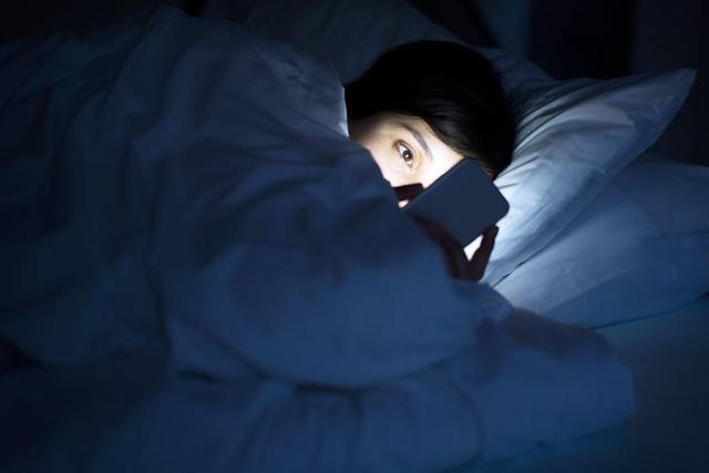 半夜卡玩手机游戏怎么回事_半夜三更手机玩游戏卡_半夜卡玩手机游戏怎么解决