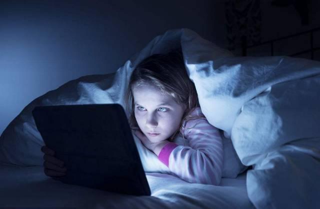 半夜卡玩手机游戏怎么解决_半夜三更手机玩游戏卡_半夜卡玩手机游戏怎么回事