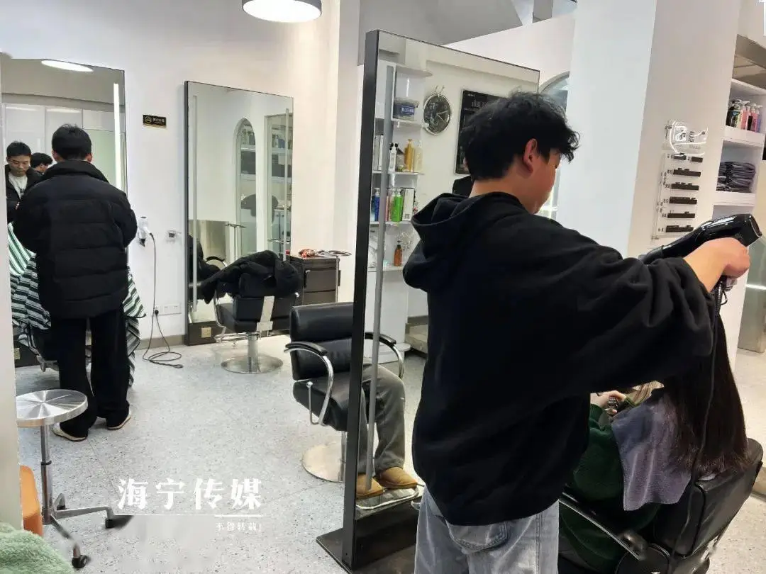 店员玩手机游戏_店铺员工玩手机_店员玩手机游戏怎么办