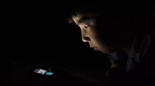 大人玩手机小孩玩游戏吗_大人玩小孩的游戏_玩大人小孩手机游戏犯法吗