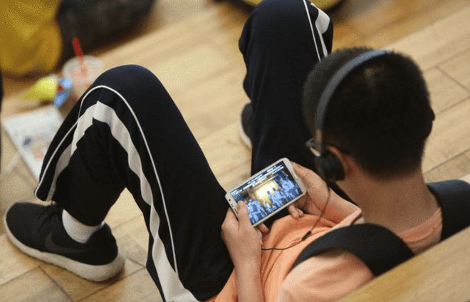 小孩玩手机的文案_3岁小孩玩手机游戏文案_文案小孩玩手机游戏搞笑