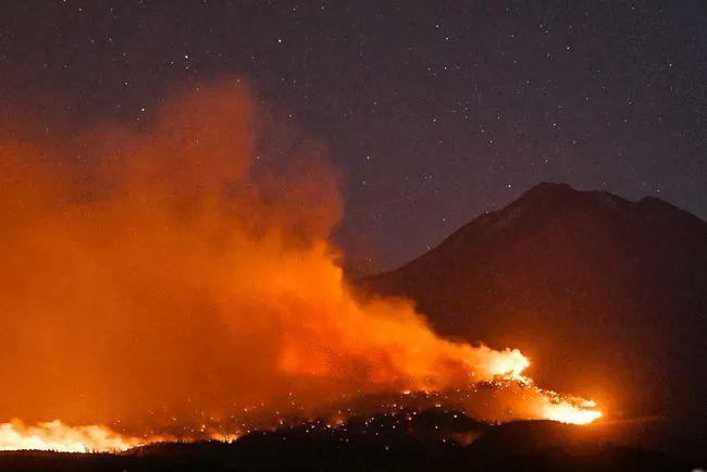 加拿大的火山_加拿大山火烧了多久_加拿大火山