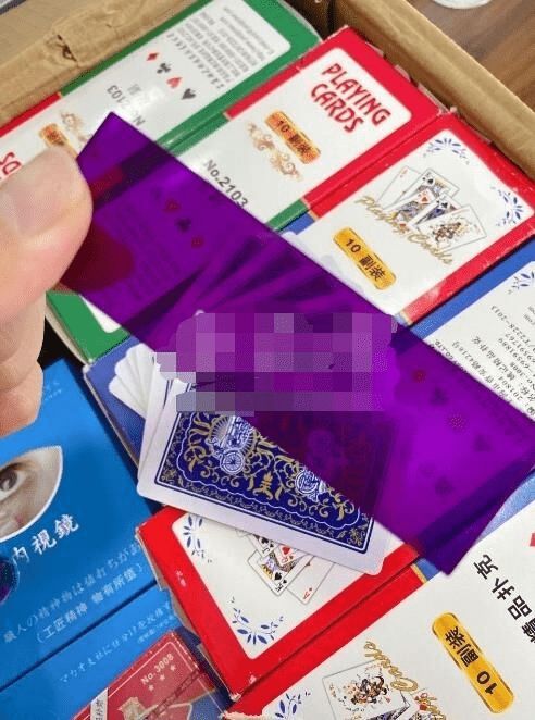 大爷十几部手机玩游戏被抓_大爷玩手机照片_大爷拿手机