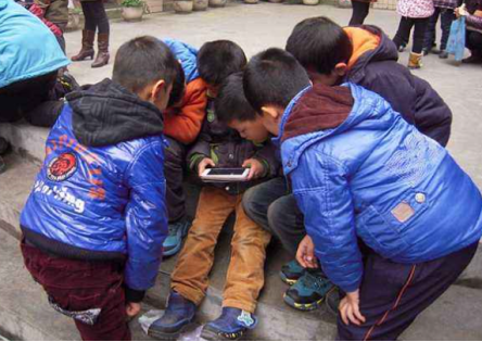 6岁小孩玩手机游戏_小孩玩手机游戏怎么控制_小孩玩手机游戏扣费怎么追回