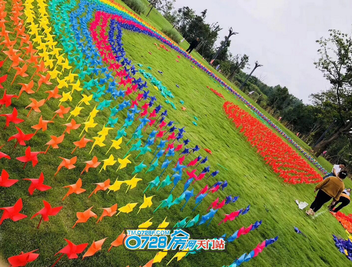 风车怎么拍照造型_风车拍照手机游戏_风车拍照姿势