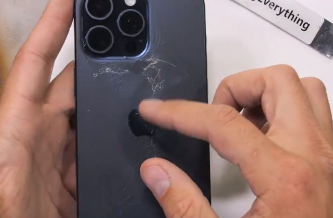 玩游戏砸手机搞笑视频_玩手机摔跤的搞笑视频_打游戏把手机摔了文案搞笑