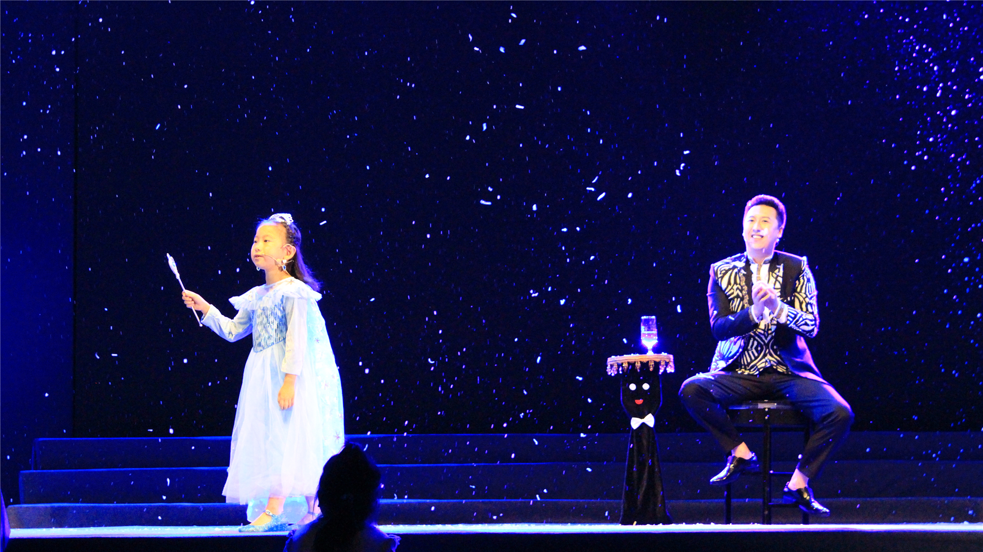 幻术先生：小镇神秘魔术师的惊艳预言与惊天表演