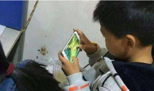 14岁小孩玩手机玩游戏_玩小孩手机游戏的危害_孩子耍手机游戏