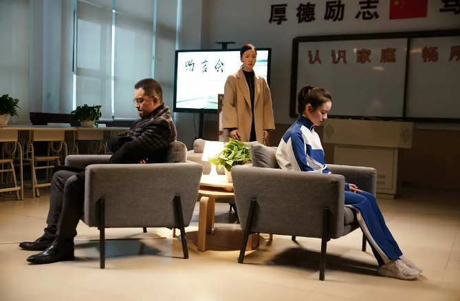 初中女生爱玩的手机游戏_初中生玩手机游戏吗女生_初中女生玩游戏如何控制