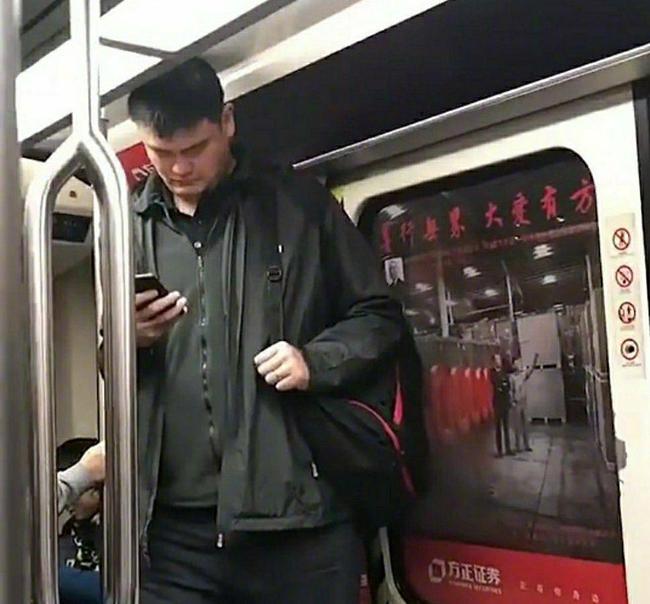 地铁上小伙玩手机游戏视频_地铁玩手机大叔表情包_在地铁上玩手机