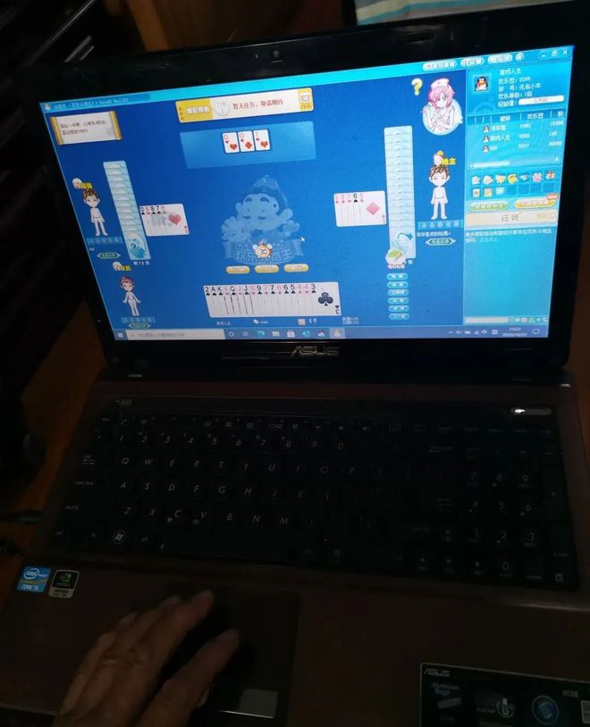 疯狂打游戏的表情图_疯狂手机打游戏_疯狂玩游戏