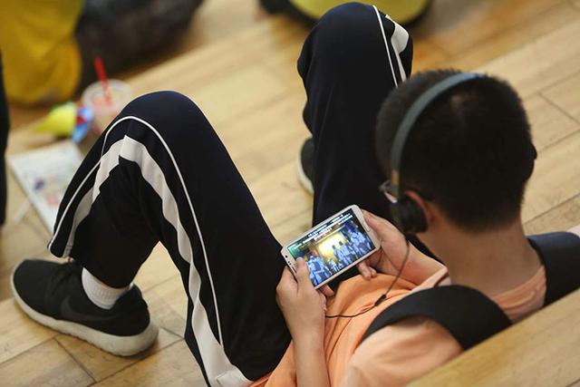 疯狂手机打游戏_疯狂玩游戏_疯狂打游戏的表情图