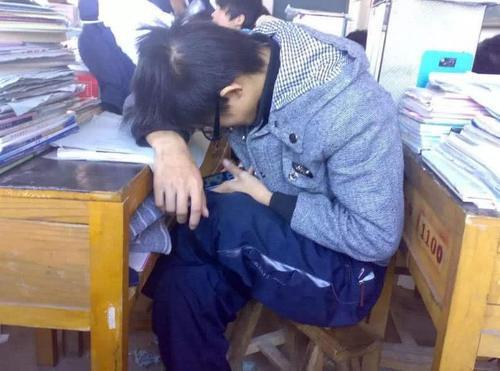 高中拿玩手机游戏孩子会怎么样_高中孩子拿手机玩游戏_高中拿玩手机游戏孩子怎么教育