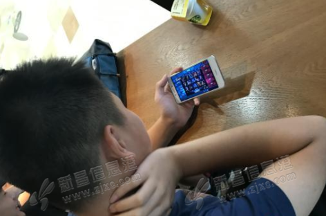 高一男生沉迷手机游戏被打_高中男孩打游戏入迷怎么办_高一沉迷男生打手机游戏正常吗