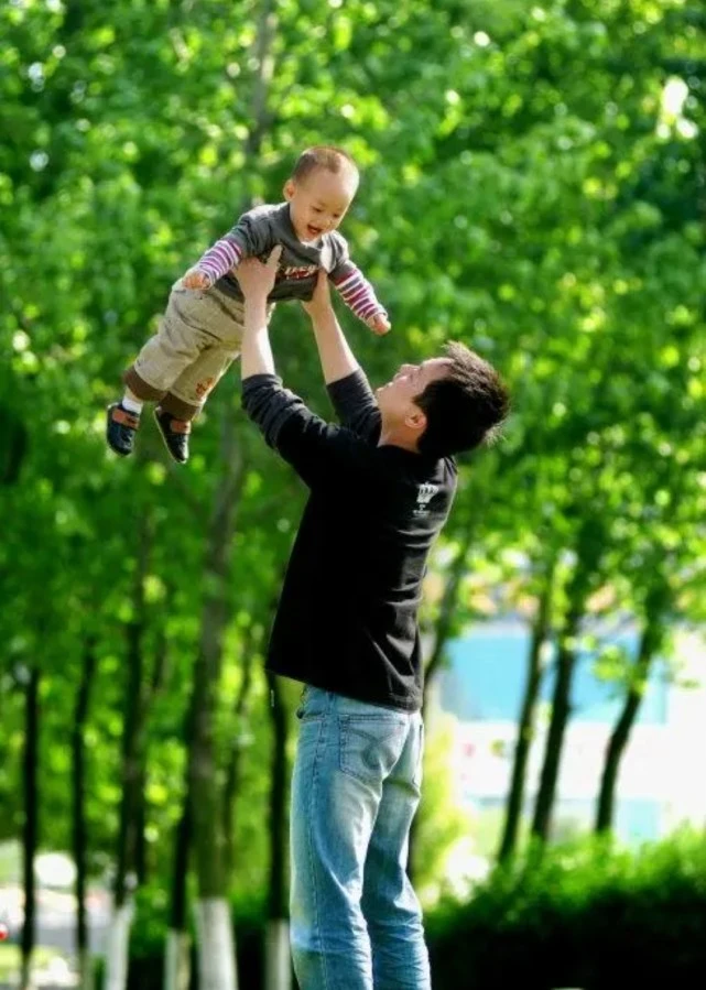 儿子玩手机游戏的说说_儿子喜欢玩手机把手机摔了_儿子整天玩游戏摔手机说说