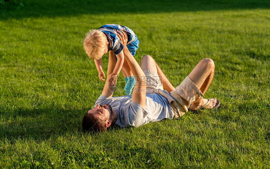 儿子喜欢玩手机把手机摔了_儿子玩手机游戏的说说_儿子整天玩游戏摔手机说说