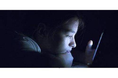 熊孩子玩手机游戏_小孩村玩手机游戏里怎么玩_村里小孩玩的手机游戏