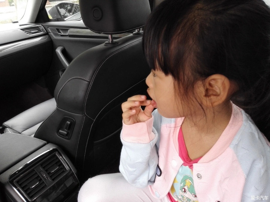 小孩玩手机游戏的视频_视频小孩玩手机_4岁儿子玩手机游戏视频
