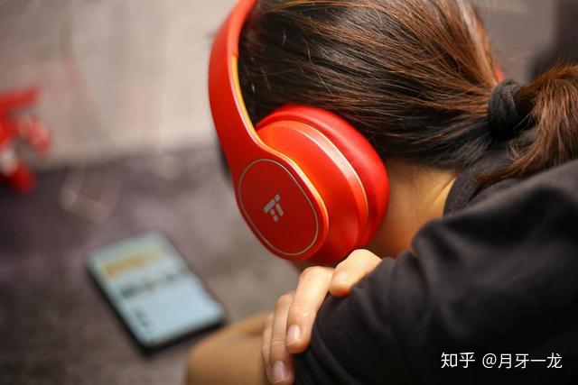 戴耳机玩手机游戏外放声音_耳机戴玩放声音外手机听不清_带着耳机声音外放