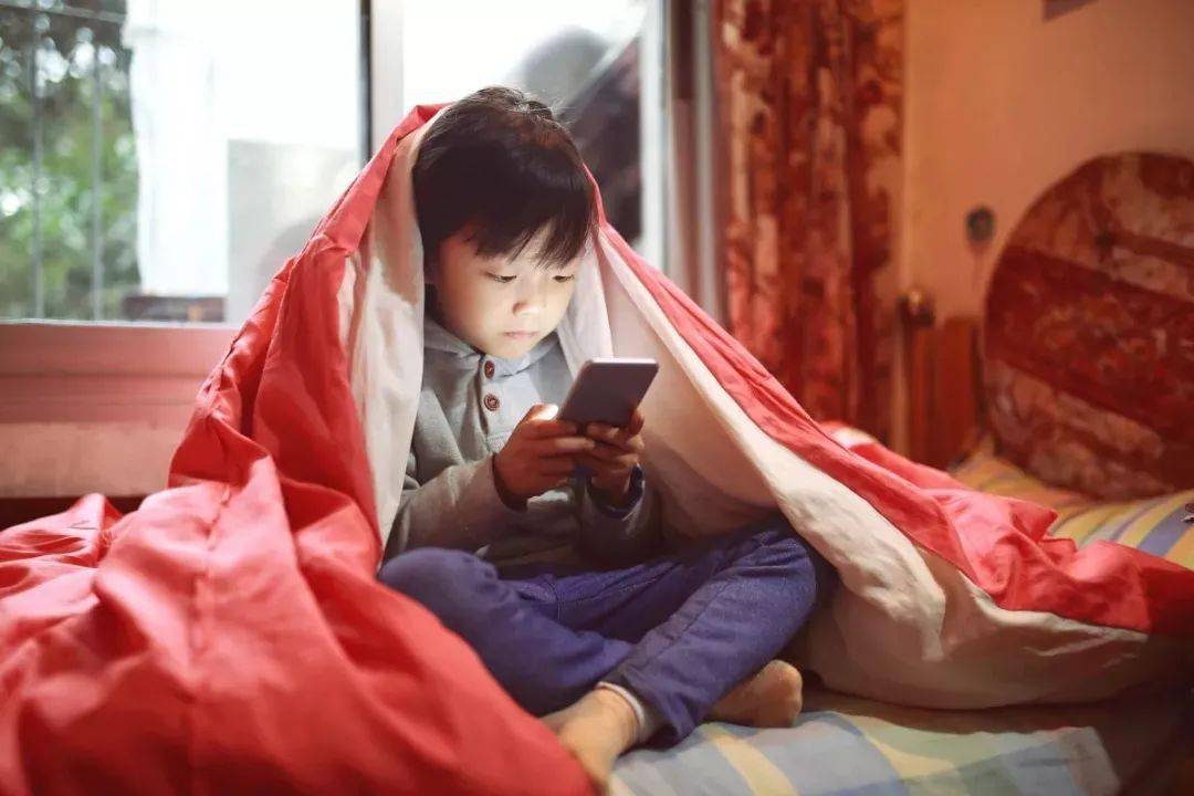 被手机游戏耽误的小孩子_手机游戏影响学生_手机游戏对孩子的危害实例