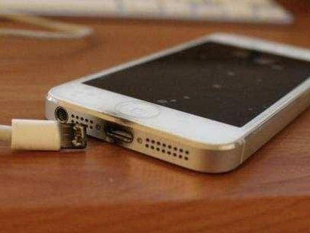 充电玩手机游戏不受控制_充电玩手机游戏有什么危害_充电玩受控制手机游戏会怎么样