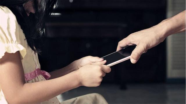 多少岁可以一直玩游戏手机_玩手机游戏可以赚钱吗_玩手机游戏可以提高专注力吗