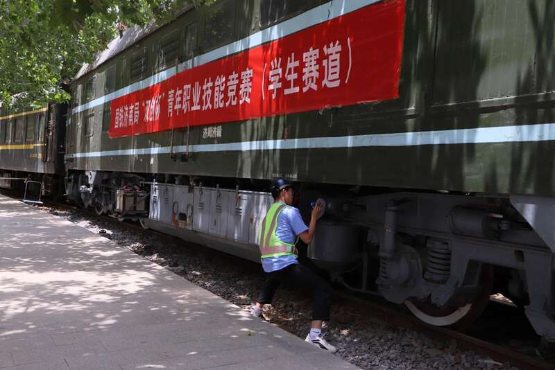 抱着打游戏情侣图片_抱着手机玩的表情包_抱着手机打游戏的学生图片