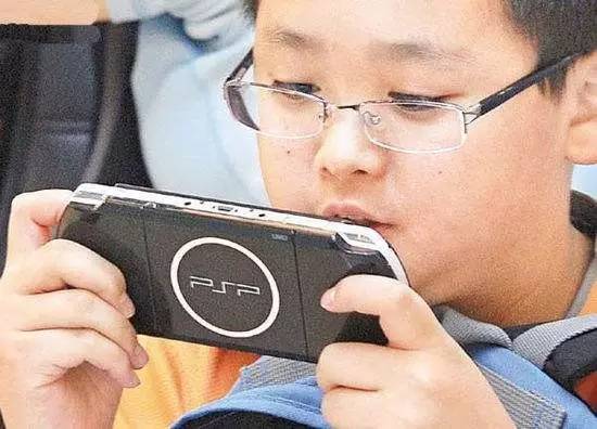 小孩玩带手机游戏好吗_带手机玩游戏的小孩_小孩玩手机游戏的危害视频