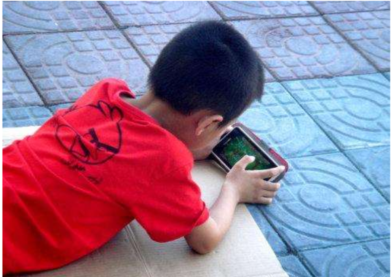 13岁少年玩手机打游戏_少年玩手机游戏的危害_少年玩打手机游戏的危害