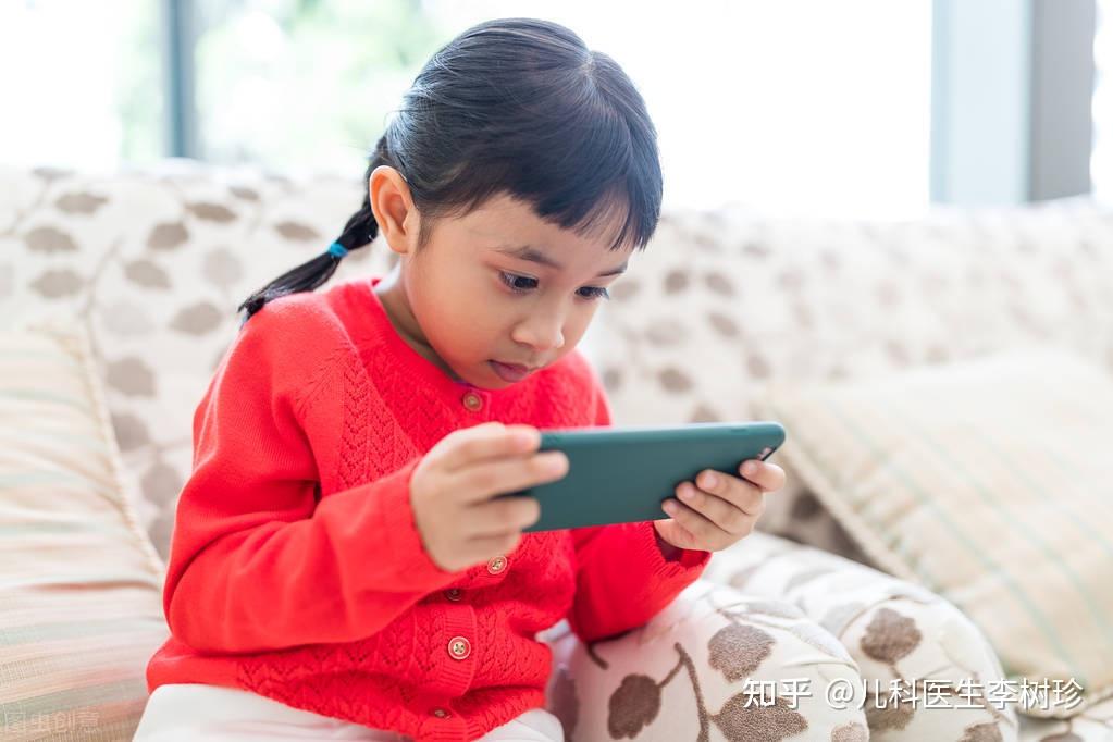 13岁少年玩手机打游戏_少年玩打手机游戏的危害_少年玩手机游戏的危害