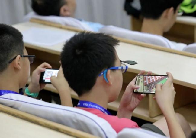 儿子玩手机游戏的说说_儿子玩手机游戏充值怎么办_7岁儿子玩手机游戏怎么办